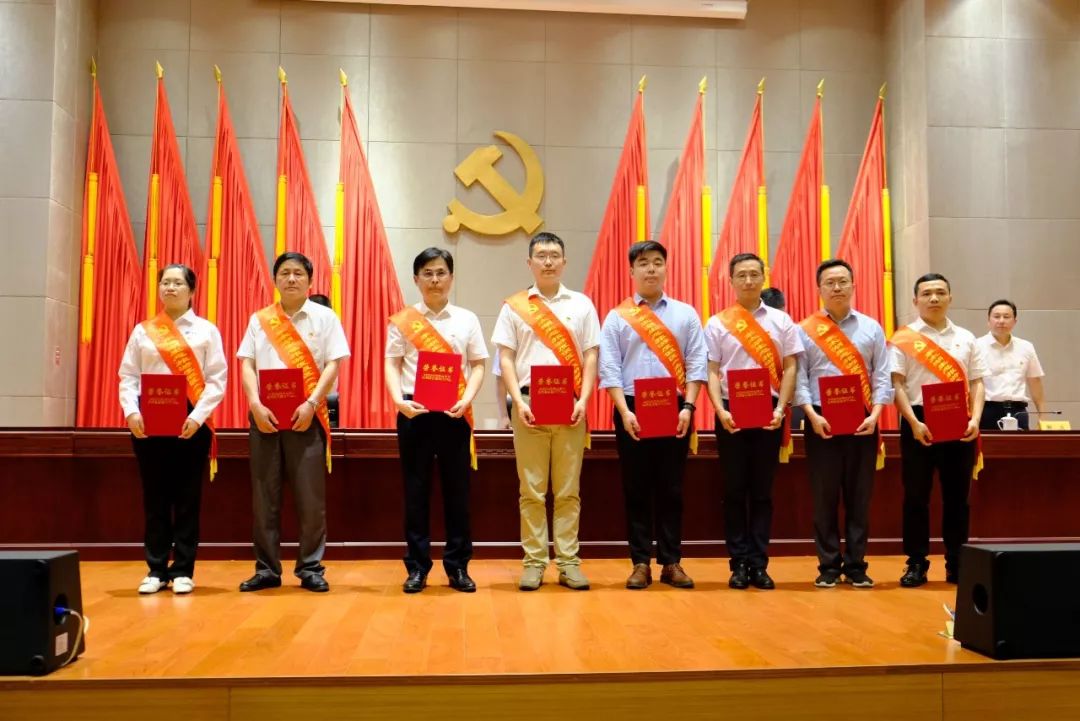 公司陈国忠、盛学兵荣获太湖新城党员先锋模范称呼